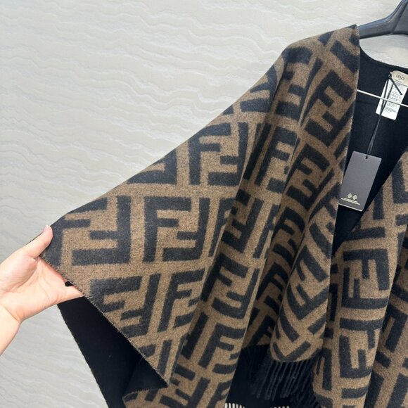 Fendi Reversible Poncho Cape - Picture 4 of 8
